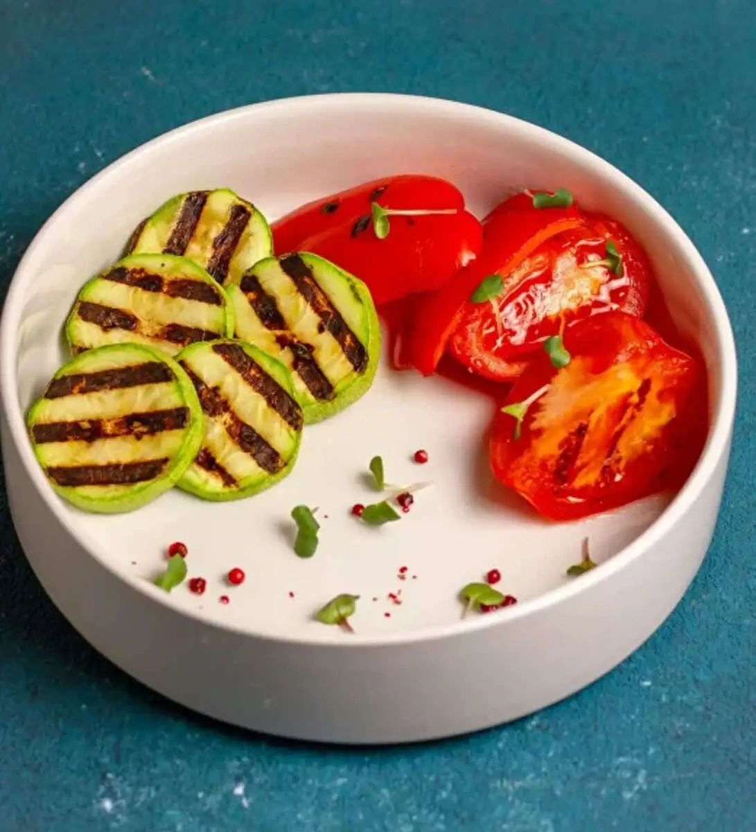 Mediterrán grillezett étel friss zöldségekkel